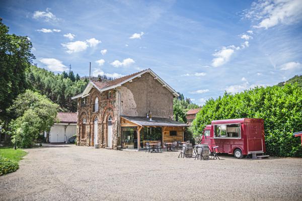 Decazeville (12300) Château, maison d'hôtes, proche du village de Conques, tour circulaire, jardin d'hiver, parc, piscine