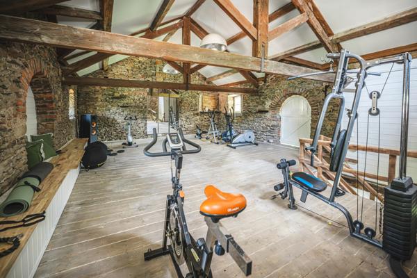 Decazeville (12300) Château, maison d'hôtes, proche du village de Conques, tour circulaire, jardin d'hiver, parc, piscine