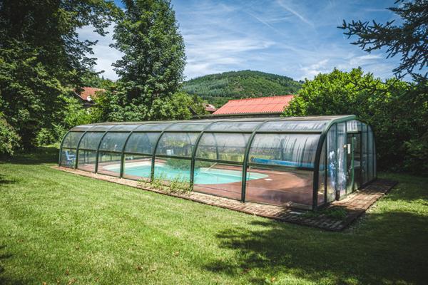 Decazeville (12300) Château, maison d'hôtes, proche du village de Conques, tour circulaire, jardin d'hiver, parc, piscine