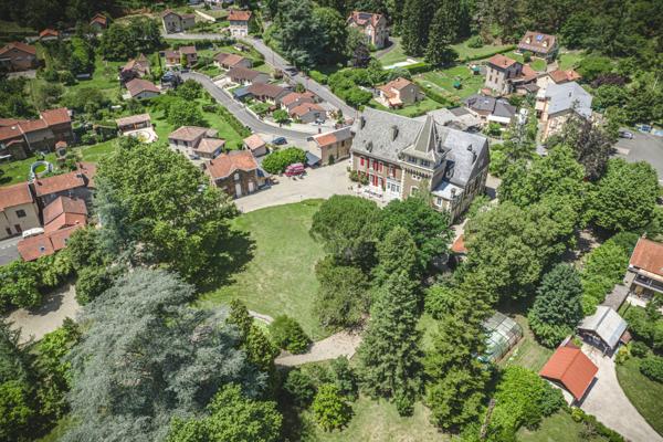 Decazeville (12300) Château, maison d'hôtes, proche du village de Conques, tour circulaire, jardin d'hiver, parc, piscine