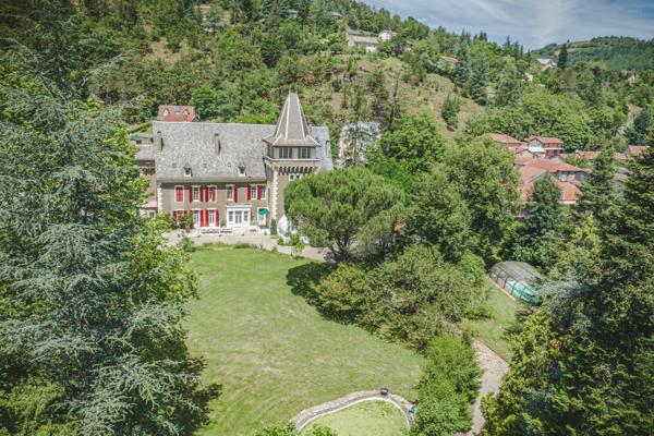 Decazeville (12300) Château, maison d'hôtes, proche du village de Conques, tour circulaire, jardin d'hiver, parc, piscine