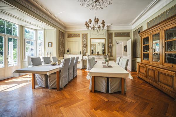 Decazeville (12300) Château, maison d'hôtes, proche du village de Conques, tour circulaire, jardin d'hiver, parc, piscine