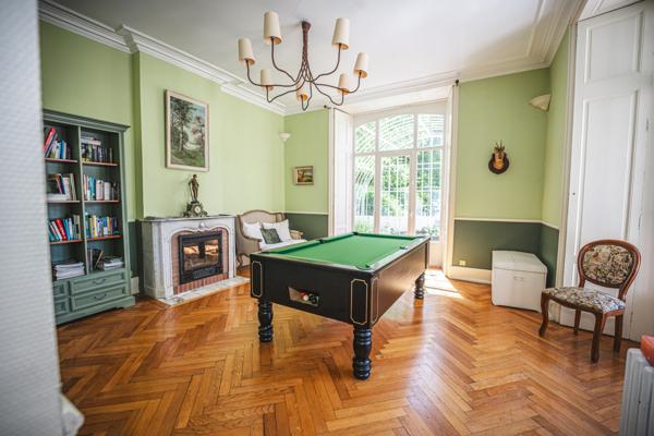 Decazeville (12300) Château, maison d'hôtes, proche du village de Conques, tour circulaire, jardin d'hiver, parc, piscine