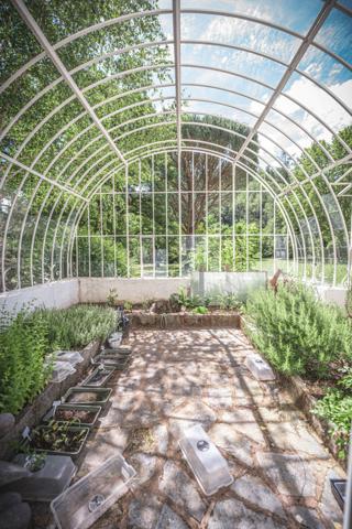 Decazeville (12300) Château, maison d'hôtes, proche du village de Conques, tour circulaire, jardin d'hiver, parc, piscine