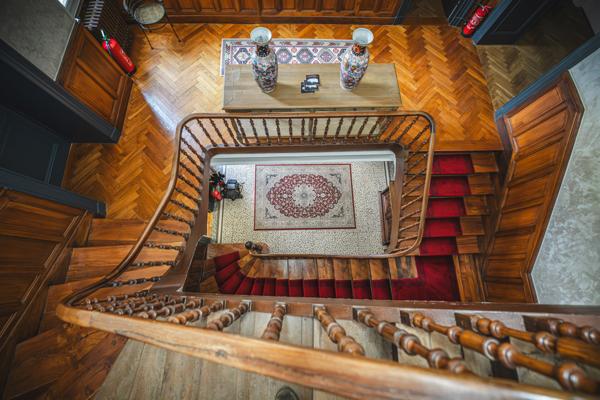 Decazeville (12300) Château, maison d'hôtes, proche du village de Conques, tour circulaire, jardin d'hiver, parc, piscine