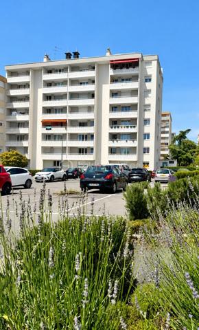 Dans une résidence récemment valorisée grâce à des travaux d'isolation thermique et de ravalement déjà réalisés et intégralement financés par le vendeur, découvrez cet agréable appartement 3 pièces de 63 m² situé au 2ᵉ étage avec ascenseur.

Il se compose d'une véritable entrée, d'un séjour lumineux ouvrant sur un balcon, d'une cuisine aménagée, de deux chambres ainsi que d'une salle d'eau avec WC.

Une place de stationnement privative complète ce bien.