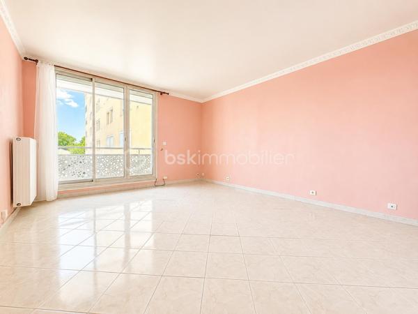 Dans une résidence récemment valorisée grâce à des travaux d'isolation thermique et de ravalement déjà réalisés et intégralement financés par le vendeur, découvrez cet agréable appartement 3 pièces de 63 m² situé au 2ᵉ étage avec ascenseur.

Il se compose d'une véritable entrée, d'un séjour lumineux ouvrant sur un balcon, d'une cuisine aménagée, de deux chambres ainsi que d'une salle d'eau avec WC.

Une place de stationnement privative complète ce bien.