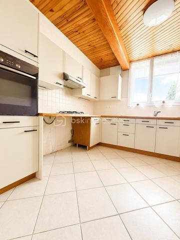 Dans une résidence récemment valorisée grâce à des travaux d'isolation thermique et de ravalement déjà réalisés et intégralement financés par le vendeur, découvrez cet agréable appartement 3 pièces de 63 m² situé au 2ᵉ étage avec ascenseur.

Il se compose d'une véritable entrée, d'un séjour lumineux ouvrant sur un balcon, d'une cuisine aménagée, de deux chambres ainsi que d'une salle d'eau avec WC.

Une place de stationnement privative complète ce bien.
