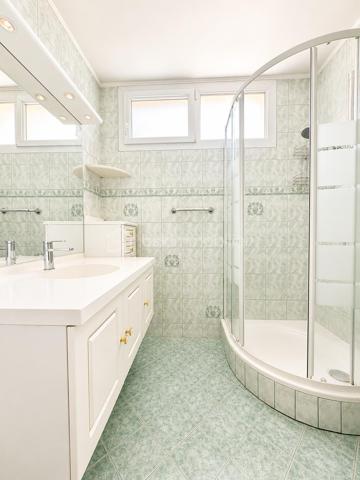 Dans une résidence récemment valorisée grâce à des travaux d'isolation thermique et de ravalement déjà réalisés et intégralement financés par le vendeur, découvrez cet agréable appartement 3 pièces de 63 m² situé au 2ᵉ étage avec ascenseur.

Il se compose d'une véritable entrée, d'un séjour lumineux ouvrant sur un balcon, d'une cuisine aménagée, de deux chambres ainsi que d'une salle d'eau avec WC.

Une place de stationnement privative complète ce bien.