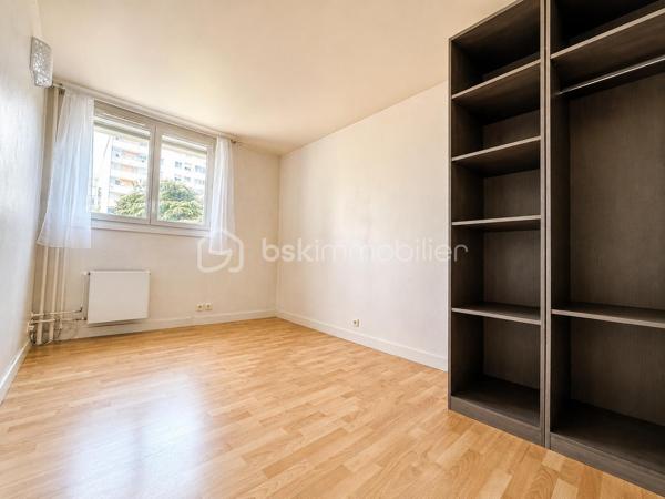Dans une résidence récemment valorisée grâce à des travaux d'isolation thermique et de ravalement déjà réalisés et intégralement financés par le vendeur, découvrez cet agréable appartement 3 pièces de 63 m² situé au 2ᵉ étage avec ascenseur.

Il se compose d'une véritable entrée, d'un séjour lumineux ouvrant sur un balcon, d'une cuisine aménagée, de deux chambres ainsi que d'une salle d'eau avec WC.

Une place de stationnement privative complète ce bien.