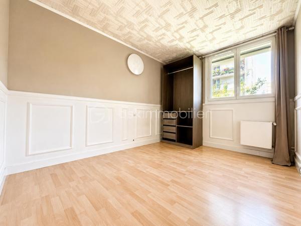 Dans une résidence récemment valorisée grâce à des travaux d'isolation thermique et de ravalement déjà réalisés et intégralement financés par le vendeur, découvrez cet agréable appartement 3 pièces de 63 m² situé au 2ᵉ étage avec ascenseur.

Il se compose d'une véritable entrée, d'un séjour lumineux ouvrant sur un balcon, d'une cuisine aménagée, de deux chambres ainsi que d'une salle d'eau avec WC.

Une place de stationnement privative complète ce bien.