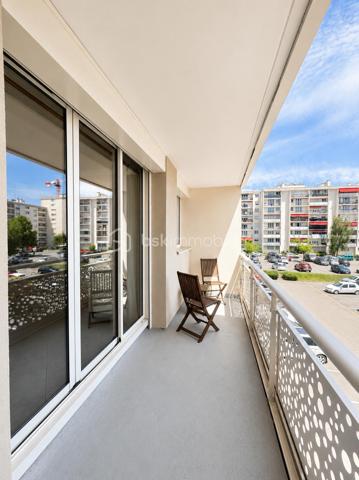 Dans une résidence récemment valorisée grâce à des travaux d'isolation thermique et de ravalement déjà réalisés et intégralement financés par le vendeur, découvrez cet agréable appartement 3 pièces de 63 m² situé au 2ᵉ étage avec ascenseur.

Il se compose d'une véritable entrée, d'un séjour lumineux ouvrant sur un balcon, d'une cuisine aménagée, de deux chambres ainsi que d'une salle d'eau avec WC.

Une place de stationnement privative complète ce bien.