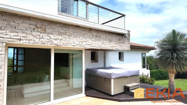 Villa contemporaine avec piscine