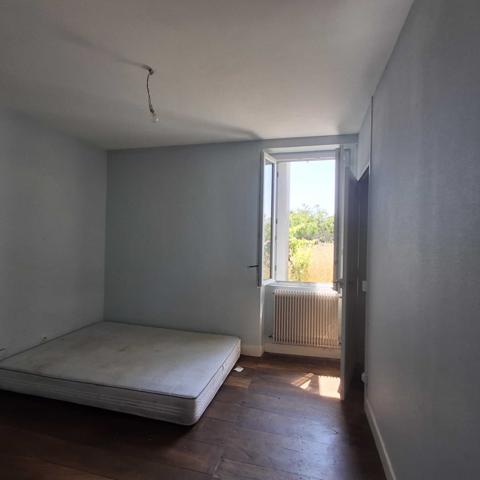 MAISON EN PIERRES AVEC GRANGE ATTENANTE, PREAU ET TERRAIN