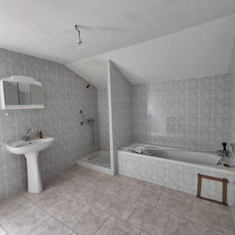 MAISON EN PIERRES AVEC GRANGE ATTENANTE, PREAU ET TERRAIN