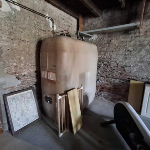 MAISON EN PIERRES AVEC GRANGE ATTENANTE, PREAU ET TERRAIN