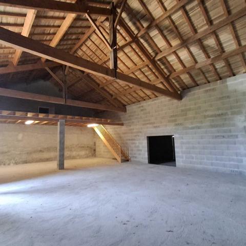 MAISON EN PIERRES AVEC GRANGE ATTENANTE, PREAU ET TERRAIN