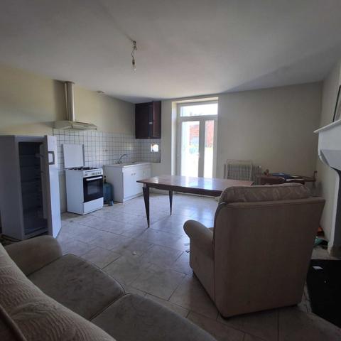 MAISON EN PIERRES AVEC GRANGE ATTENANTE, PREAU ET TERRAIN