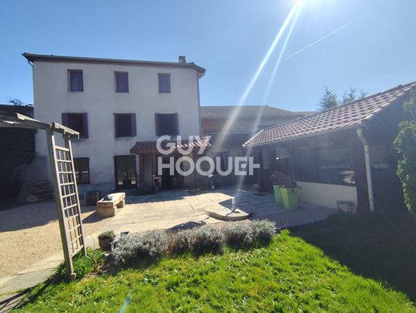 Maison familiale 4 chambres avec terrain, piscine et dépendances à Noirétable