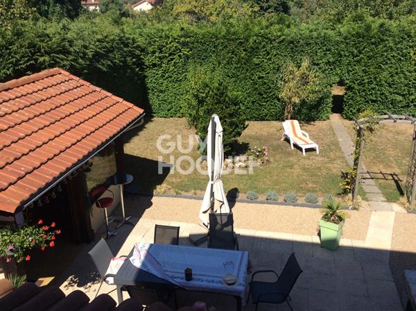 Maison familiale 4 chambres avec terrain, piscine et dépendances à Noirétable