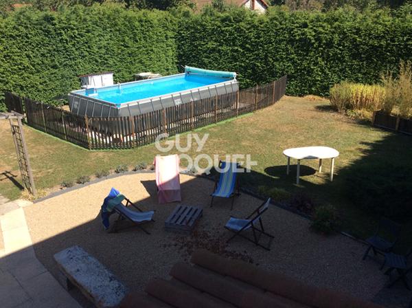 Maison familiale 4 chambres avec terrain, piscine et dépendances à Noirétable