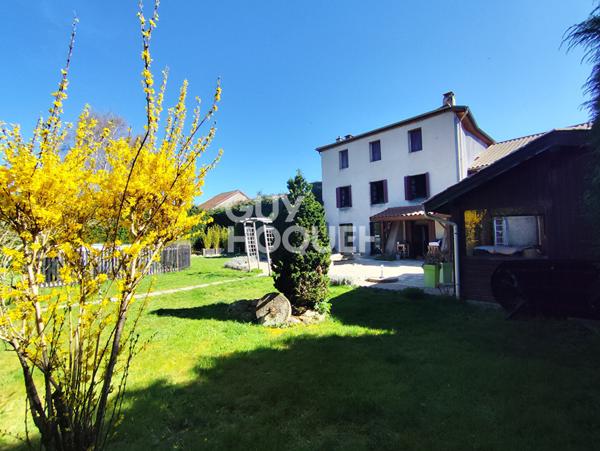 Maison familiale 4 chambres avec terrain, piscine et dépendances à Noirétable