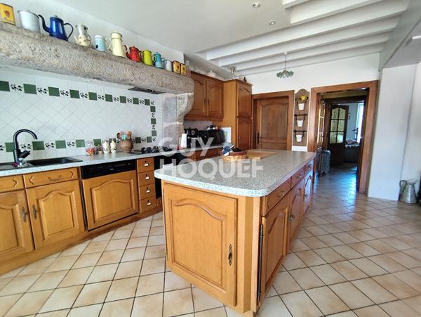 Maison familiale 4 chambres avec terrain, piscine et dépendances à Noirétable