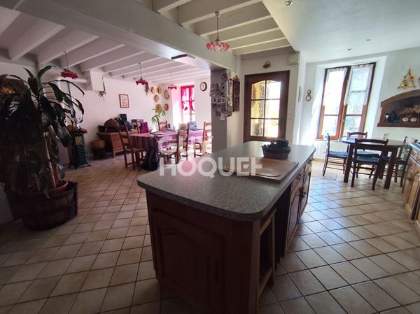 Maison familiale 4 chambres avec terrain, piscine et dépendances à Noirétable