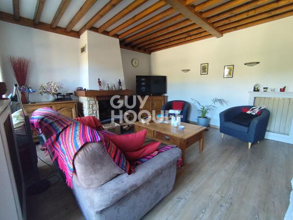 Maison familiale 4 chambres avec terrain, piscine et dépendances à Noirétable