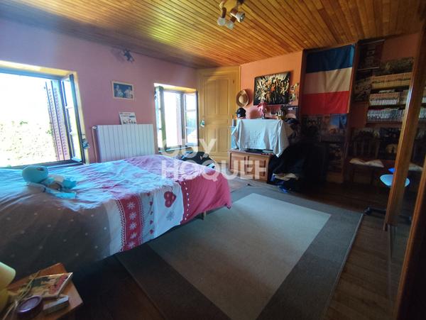 Maison familiale 4 chambres avec terrain, piscine et dépendances à Noirétable