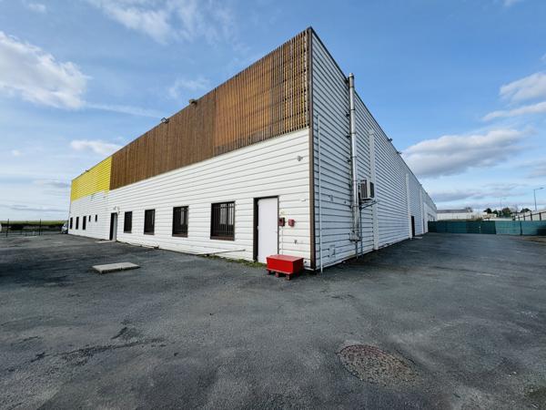 Local commercial
                                                                                                                                                                                                                                                                                                                                                                                                                                            3200  m²