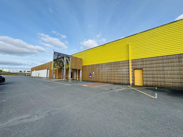Local commercial
                                                                                                                                                                                                                                                                                                                                                                                                                                            3200  m²