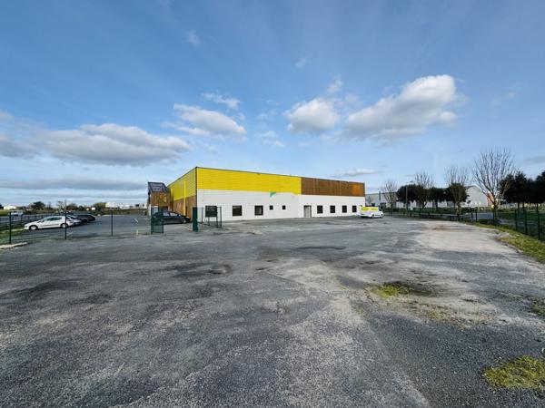 Local commercial
                                                                                                                                                                                                                                                                                                                                                                                                                                            3200  m²