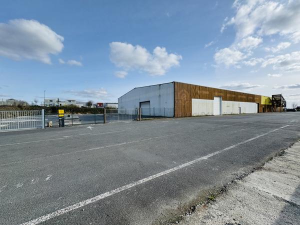 Local commercial
                                                                                                                                                                                                                                                                                                                                                                                                                                            3200  m²