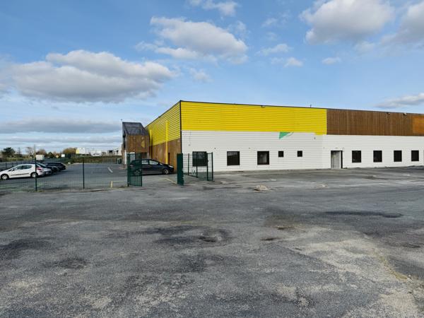 Local commercial
                                                                                                                                                                                                                                                                                                                                                                                                                                            3200  m²