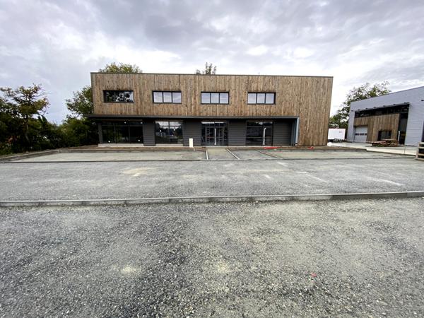 A LOUER local d'activité NEUF 350 m² - ERP SHOWROOM Accueil clients - NORD de NANTES