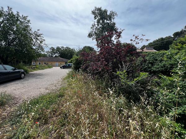 A VENDRE Villeneuve Les Avignon  Terrain constructible 1300 m²