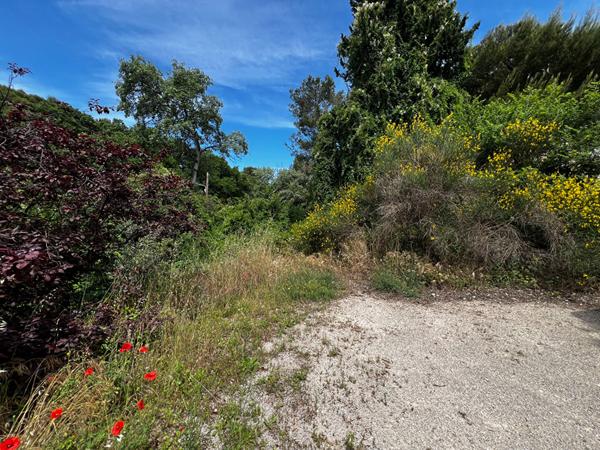 A VENDRE Villeneuve Les Avignon  Terrain constructible 1300 m²