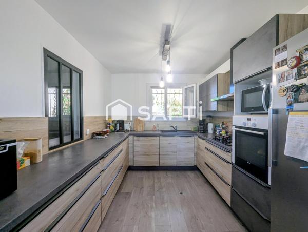 Villa décorée avec goût au sein d'un lotissement situé à la Tour de Mare, aucun travaux à prévoir, garage, vue dégagée
