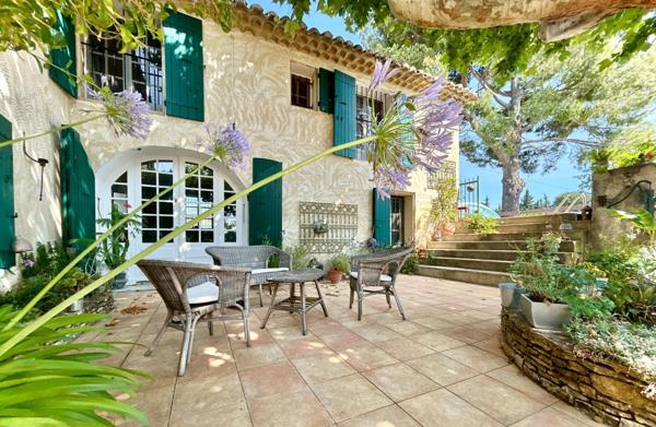 Mas de 219m2 au milieu des vignes