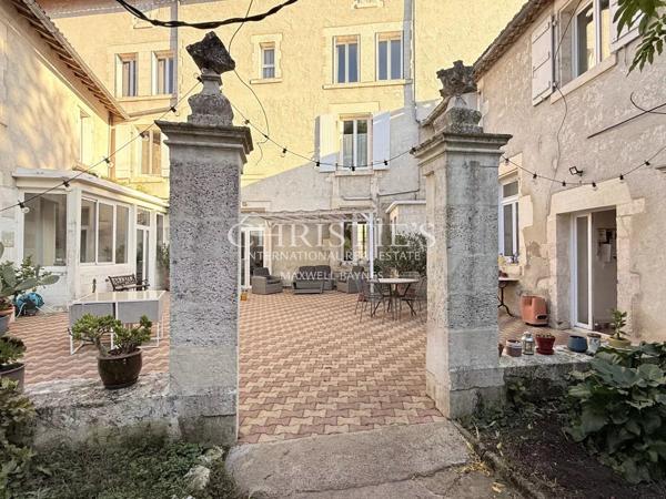 Élégante maison de ville de prestige, 8 chambres et un appartement 2 chambres, avec grand parc et vue sur le château