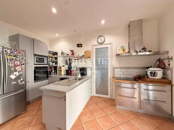 Élégante maison de ville de prestige, 8 chambres et un appartement 2 chambres, avec grand parc et vue sur le château