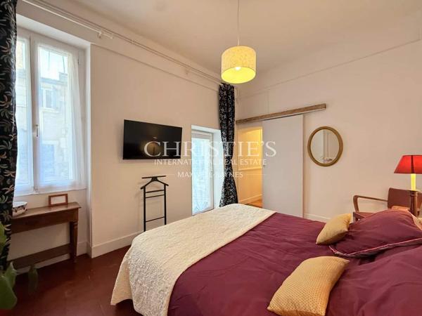 Élégante maison de ville de prestige, 8 chambres et un appartement 2 chambres, avec grand parc et vue sur le château