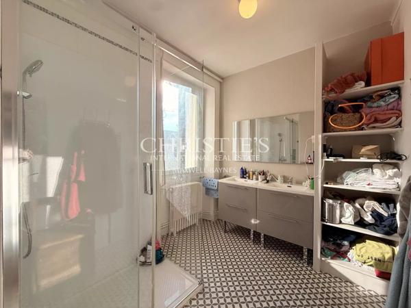 Élégante maison de ville de prestige, 8 chambres et un appartement 2 chambres, avec grand parc et vue sur le château