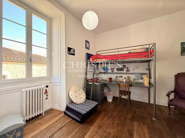 Élégante maison de ville de prestige, 8 chambres et un appartement 2 chambres, avec grand parc et vue sur le château