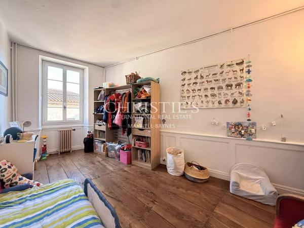 Élégante maison de ville de prestige, 8 chambres et un appartement 2 chambres, avec grand parc et vue sur le château