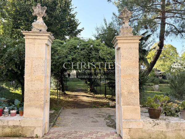 Élégante maison de ville de prestige, 8 chambres et un appartement 2 chambres, avec grand parc et vue sur le château