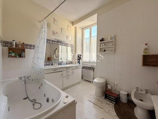 Élégante maison de ville de prestige, 8 chambres et un appartement 2 chambres, avec grand parc et vue sur le château