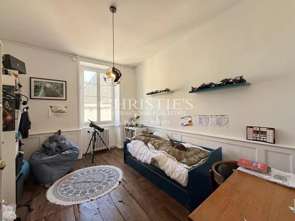 Élégante maison de ville de prestige, 8 chambres et un appartement 2 chambres, avec grand parc et vue sur le château