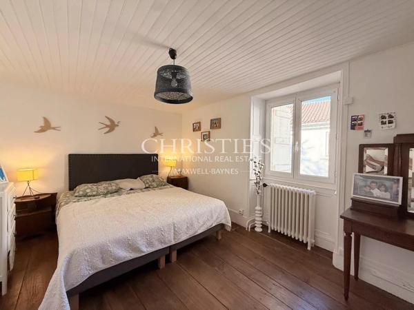 Élégante maison de ville de prestige, 8 chambres et un appartement 2 chambres, avec grand parc et vue sur le château